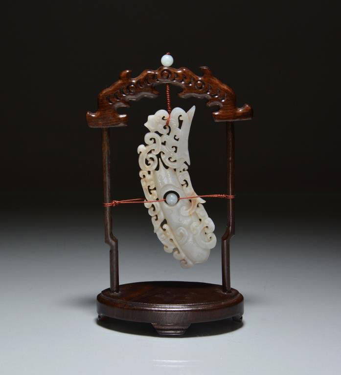 CHINESE CARVED JADE PLAQUE WITH STAND: White jade carved with scrolling clouds and flowers. L. of plaque 12.5cm (4 7/8 in.)