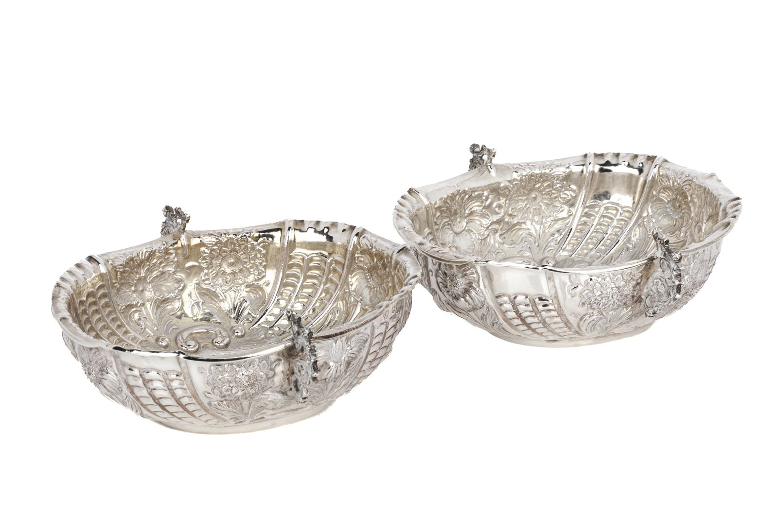 VICTORIAN SILVER SWEET MEAT BASKETS, 253g: A pair of English sterling silver sweet meat baskets, London 1886, maker Charles Stuart Harris. The oval baskets are in the Charles II style with cast and applied handles with floral chasing and repou