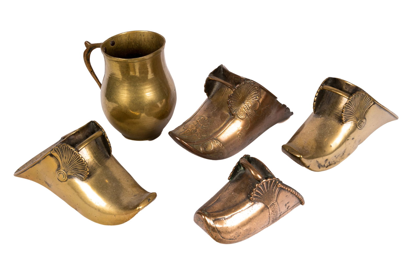 GROUP OF COLONIAL BRASS SHOE SHAPED WALL POCKETS (1 of 2)