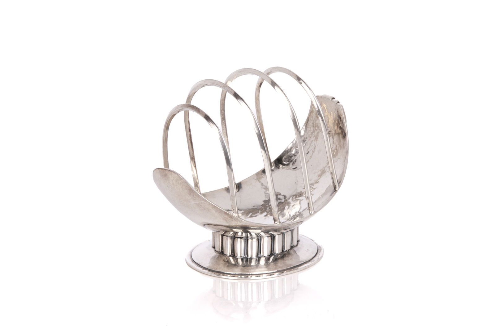 CHARLES BOYTON SILVER TOAST RACK, 128g: An English sterling silver Art Deco toast rack from the studio of renowned silversmith Charles Boyton. Hallmarked for London 1947. It also bears a facsimile of his signature. The toast rack isboat