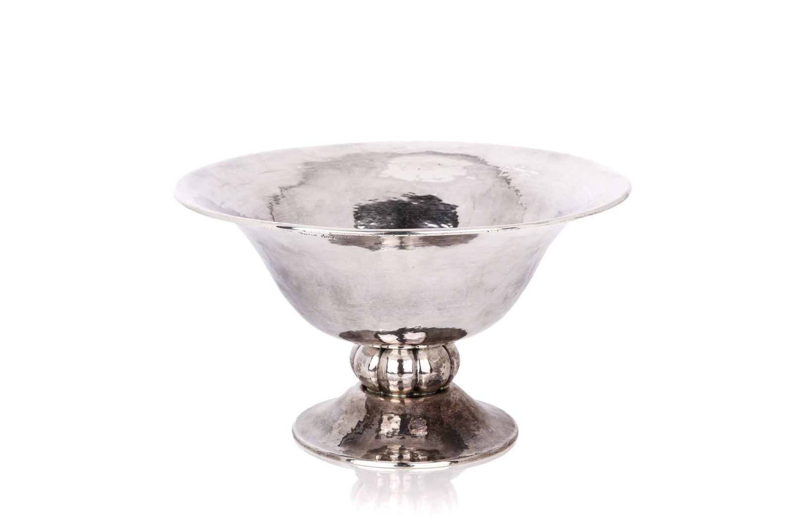 CHARLES BOYTON SILVER COMPORT, 556g: An English sterling silver footed comport from the studio of renowned silversmith Charles Boyton. Hallmarked for London 1947 it also bears his facsimile signature.The bowl is supported on a