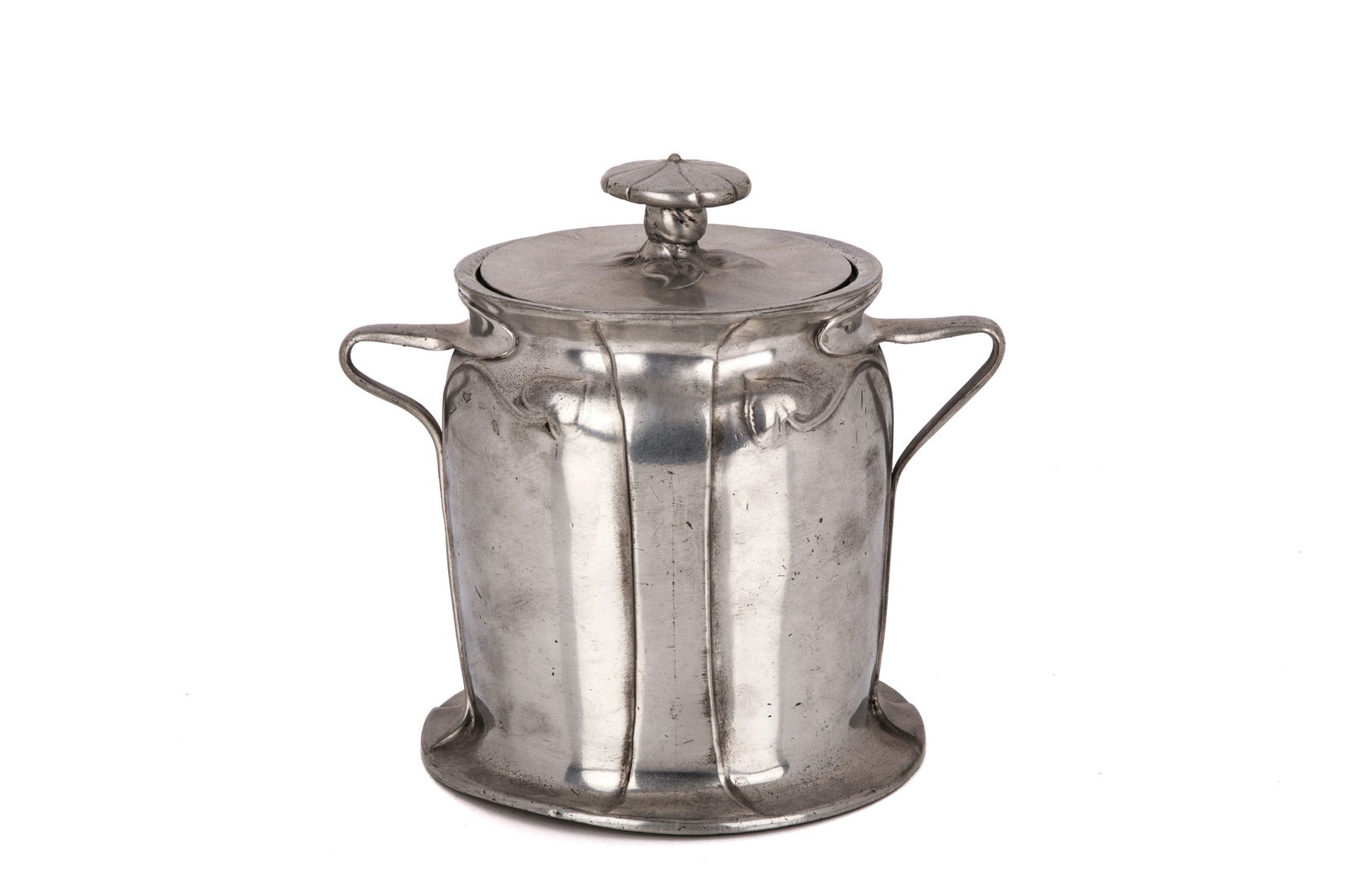 ARCHIBALD KNOX LIBERTY PEWTER BISCUIT BARREL: Transitional Art Nouveau to Arts & Crafts designed box, model 059. H. 17.5cm (7in)