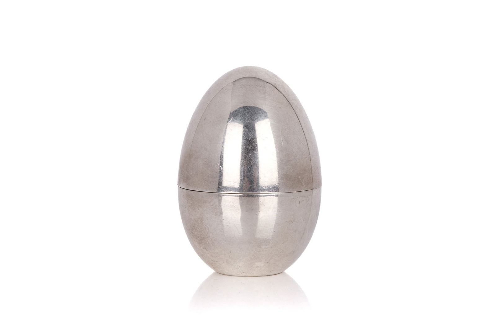 NOVELTY SILVER SHOT GLASS TRAVEL CONTAINER, 104g: A novelty silver (marked Silver 1000) shot glass container in the shape of an egg. The egg opens to reveal three shot glasses inside.Weight 104 G. Height 6.5