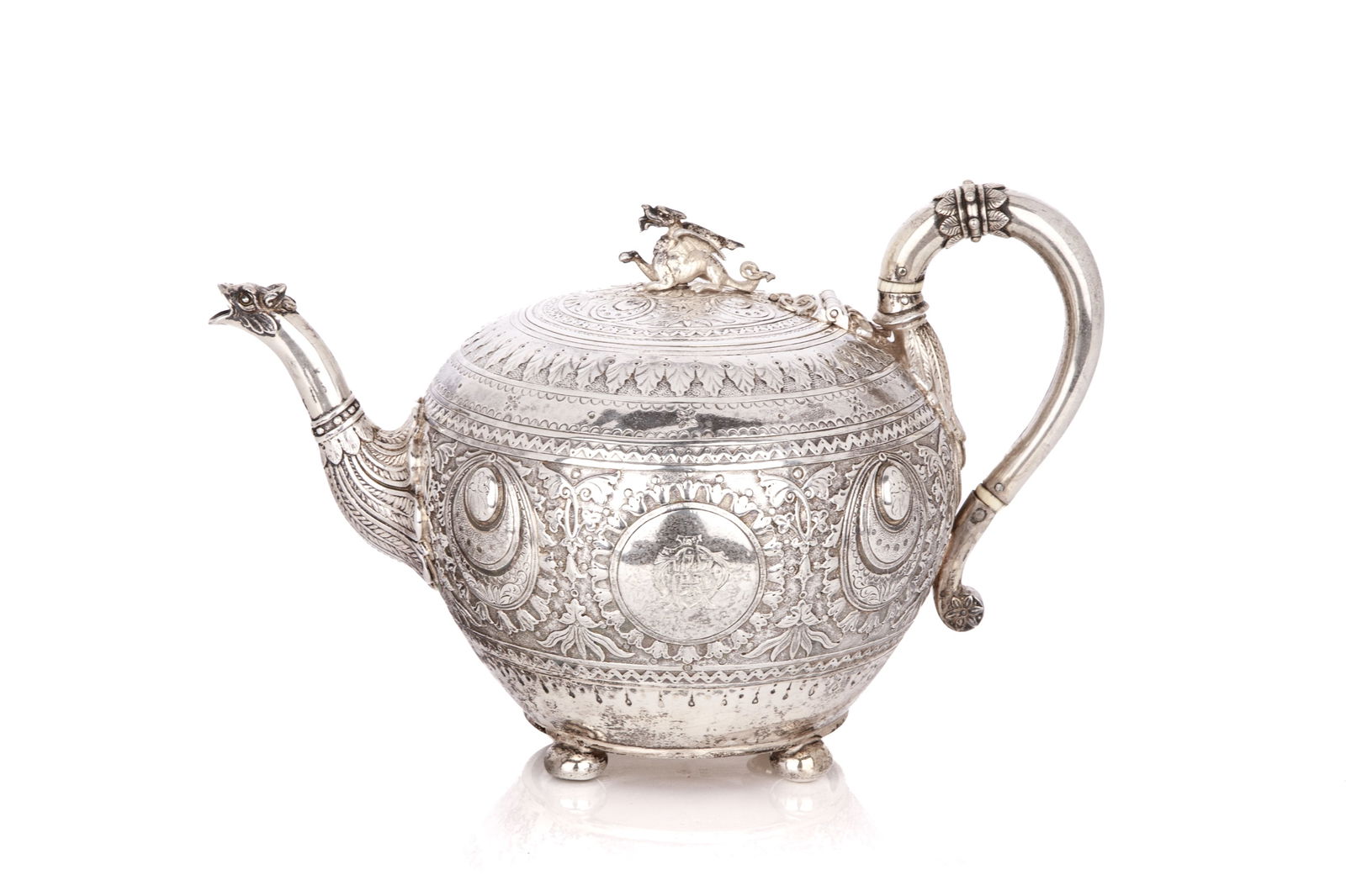 VICTORIAN HIGH DECORATION SILVER TEA POT, 704g: An English sterling silver presentation teapot. This unusual teapot is patented and bears a British registration stamp. It is hallmarked for London 1874 by the Barnards. Chased with a