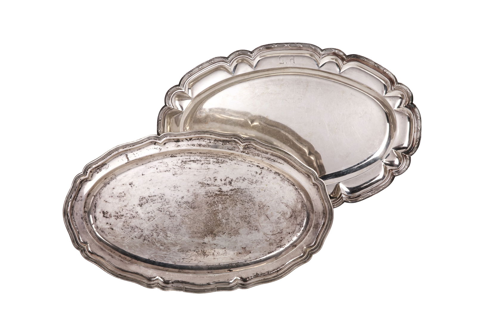 TWO CONTINENTAL SILVER FISH PLATTERS, 3130g: With scalloped rims with decorative border, German .800 grade. Length of largest 57cm (22 1/2in)