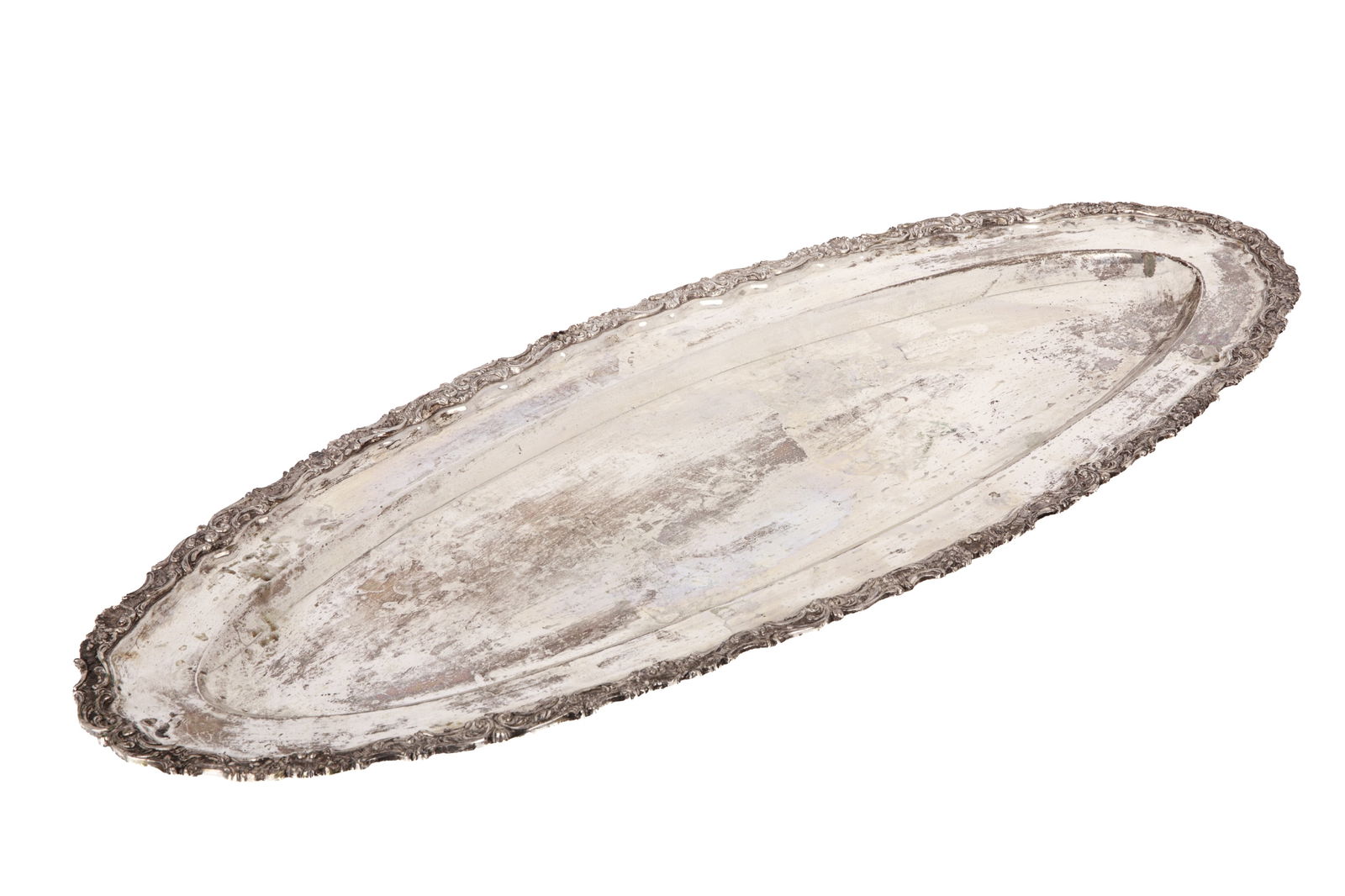 CONTINENTAL SILVER FISH PLATTER , 1083g: An Austrian silver (800 standard) fish platter, Vienna early 20th century. The plain platter has a cast border of shells and C scrolls.Weight 1083 G. Length 62 cm.