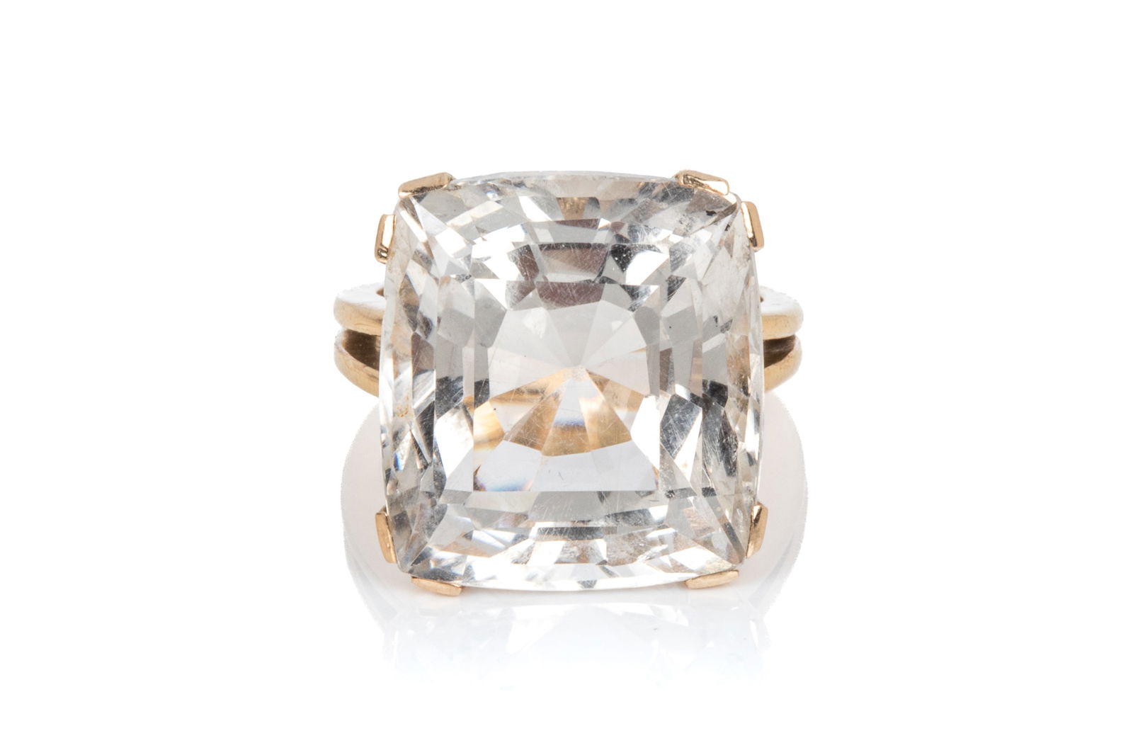 18K YELLOW GOLD & ROCK CRYSTAL RING 11.2g: Yellow gold ring testing approximately 18K, measuring 18.3mm long by 11.2mm tall. Featuring rectangular mixed cushion cut rock crystal/colourless quartz.Size 6.5 (approximate) 11.2 grams