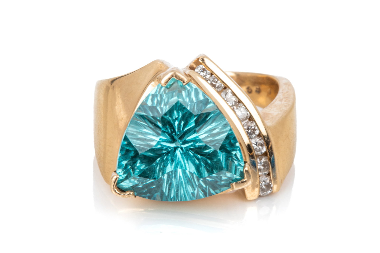 14K YELLOW GOLD DIAMOND & SPINEL RING 10g: Yellow gold ring testing approximately 14K measuring 14.9mm wide by 8.4mm tall. Featuring trillion concave faceted green blue spinel measuring approximately 13.5mm wide.Accented by 8 round brilliant c