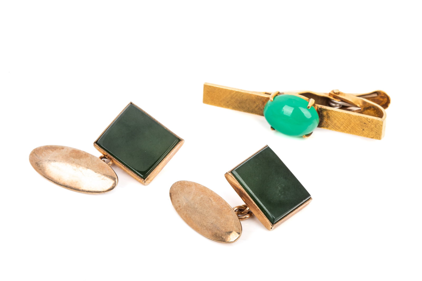 14K & 9K GEMSTONE SUIT ACCESSORY PAIRING 10.6: ?14K yellow gold tie clip measuring 38.1mm long by 4.6mm wide, equipped with spring-loaded alligator clip, featuring oval cabochon cut chrysoprase measuring approximately 11.5 x 8.75mm.4.1 grams