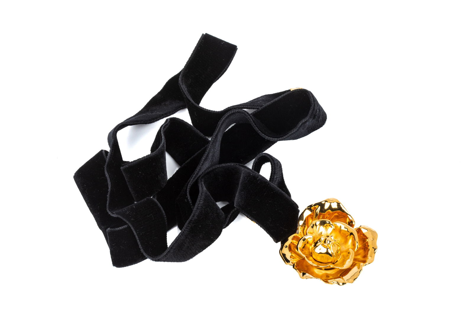 OSCAR DE LA RENTA GARDENIA VELVET NECKLACE: Oscar de le Renta gold tone Gardenia velvet necklace, pendant measuring 60.8mm long (with bail) by 56.7mm wide, black velvet measuring 26 inches long by 22mm wide.Like-new condition.