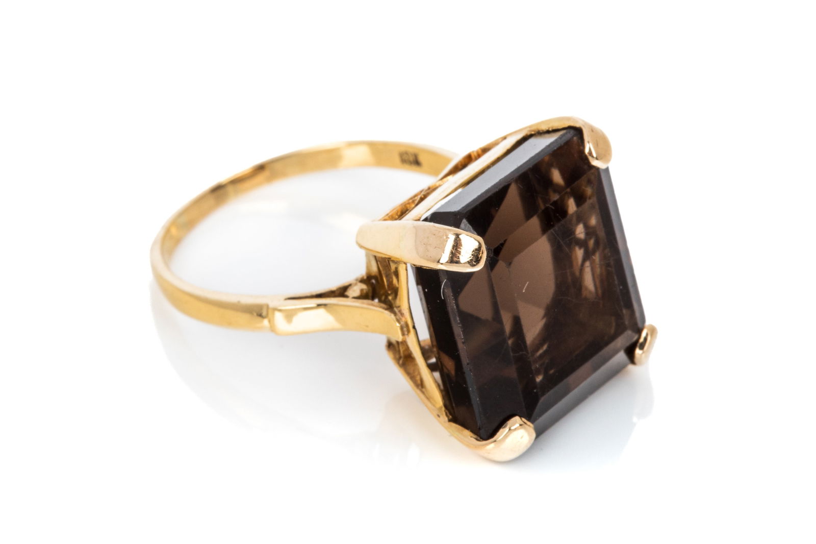 18K YELLOW GOLD SMOKY QUARTZ RING 13.2g: 18K yellow gold smoky quartz ring measuring 16.3mm long by 10.4mm tall. Size 8 7.3 grams