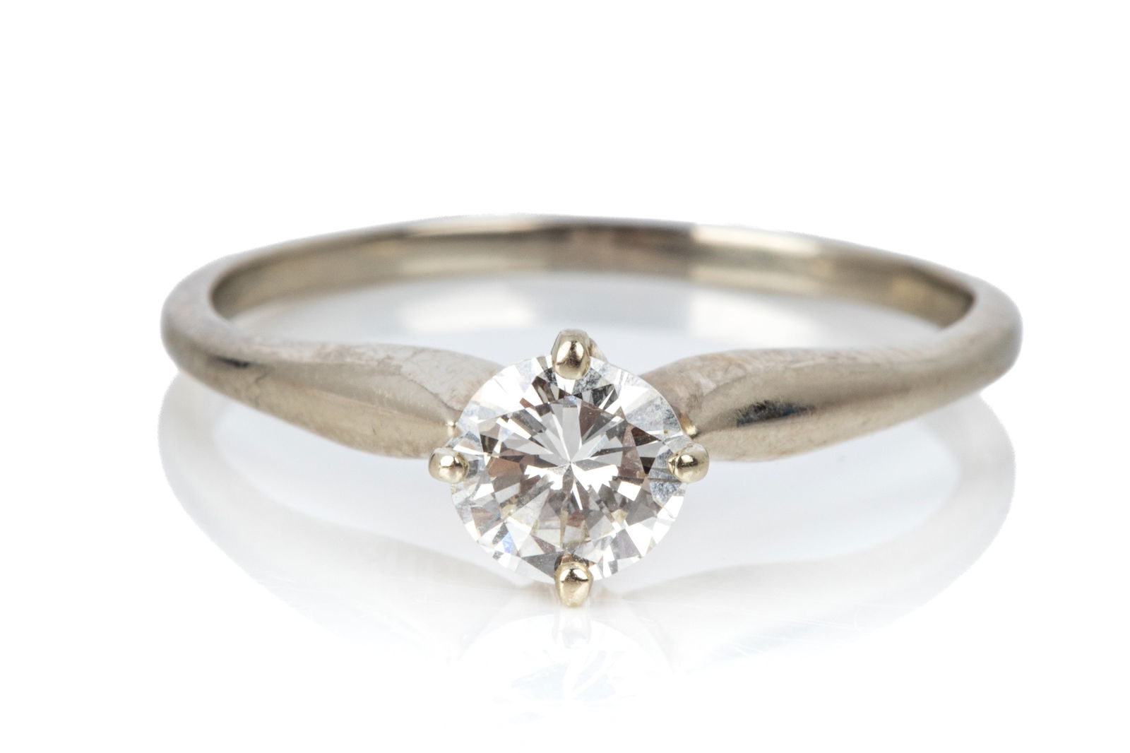 18K COMPASS HEADING 0.61ct ENGAGEMENT RING 2.4g: 18K white gold solitaire engagement ring measuring 2.7mm wide (at shoulders) by 6.8mm tall. Featuring 1 compass heading set round brilliant cut diamond weighing approximately 0.61ct of VS-HI quality.