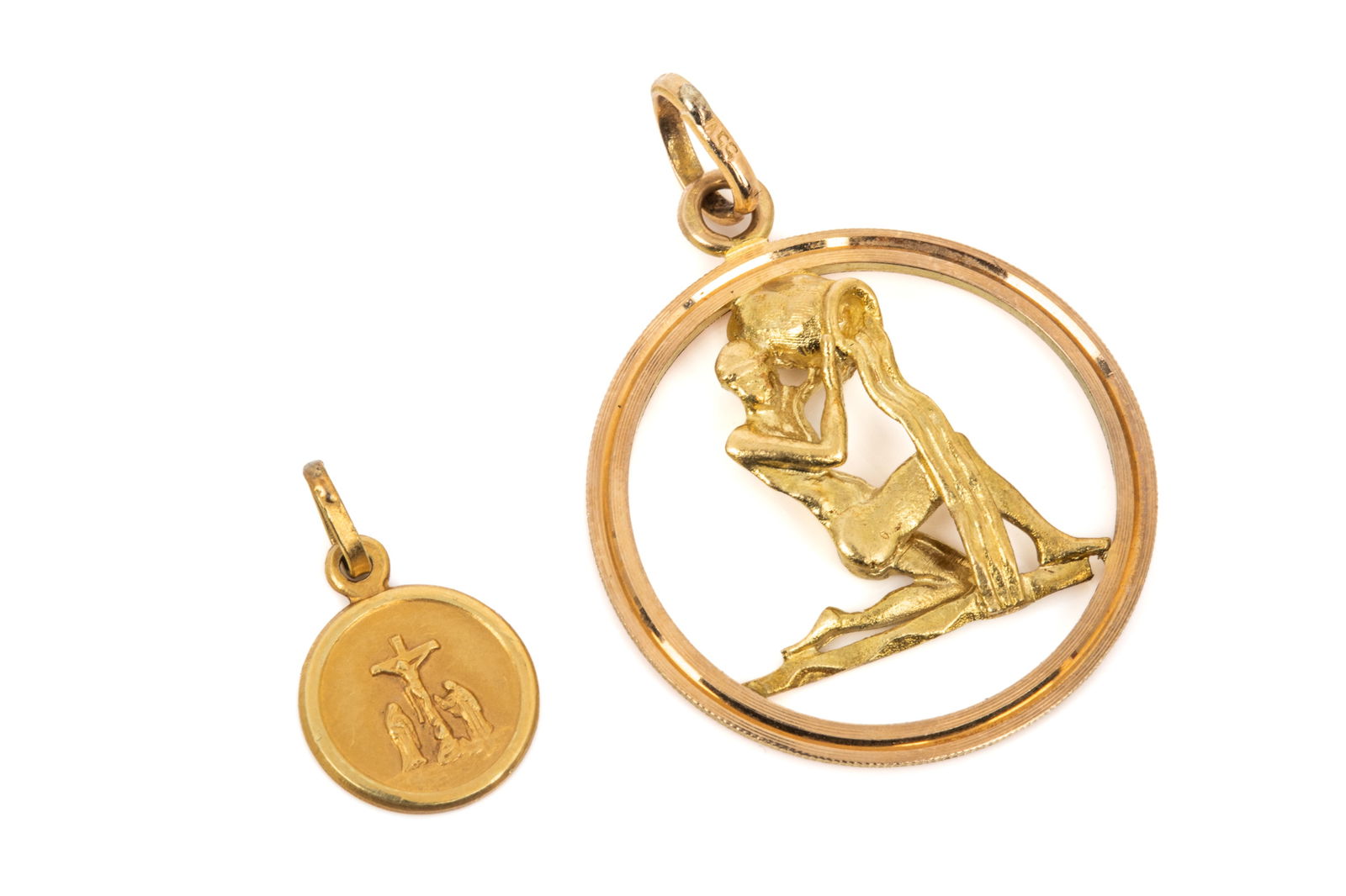 PAIR OF 18K GOLD MEDALLION PENDANTS 6.1g (1 of 4)