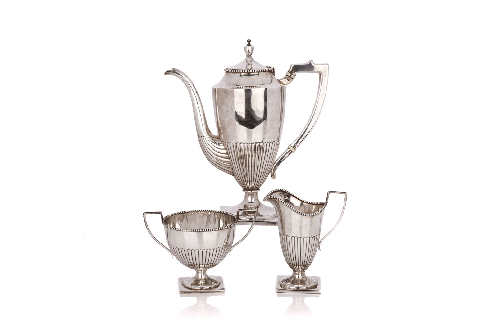 THREE PIECE AMERICAN SILVER COFFEE SET, 530g: Small bachelor set, reeded body. 530 grams