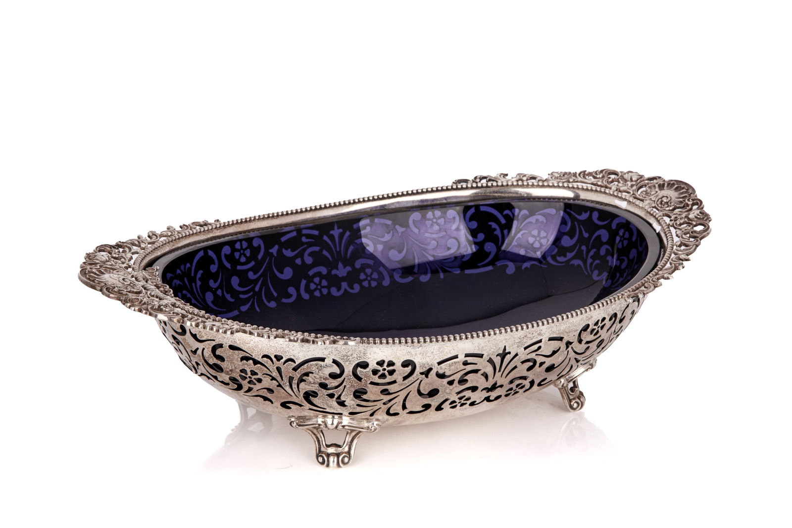 GORHAM STERLING SILVER PIERCED OVAL BOWL 466 g: With cobalt blue glass liner L. 31.5 cm 12 1/2 in.