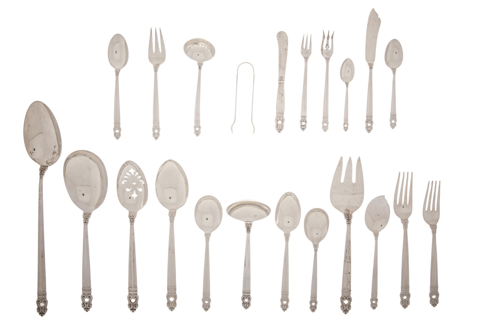 ROYAL DANISH SILVER FLATWARE, 6200g: Two canteens of nearly new Royal Danish sterling silver flatware by International. Weight 6200 G.