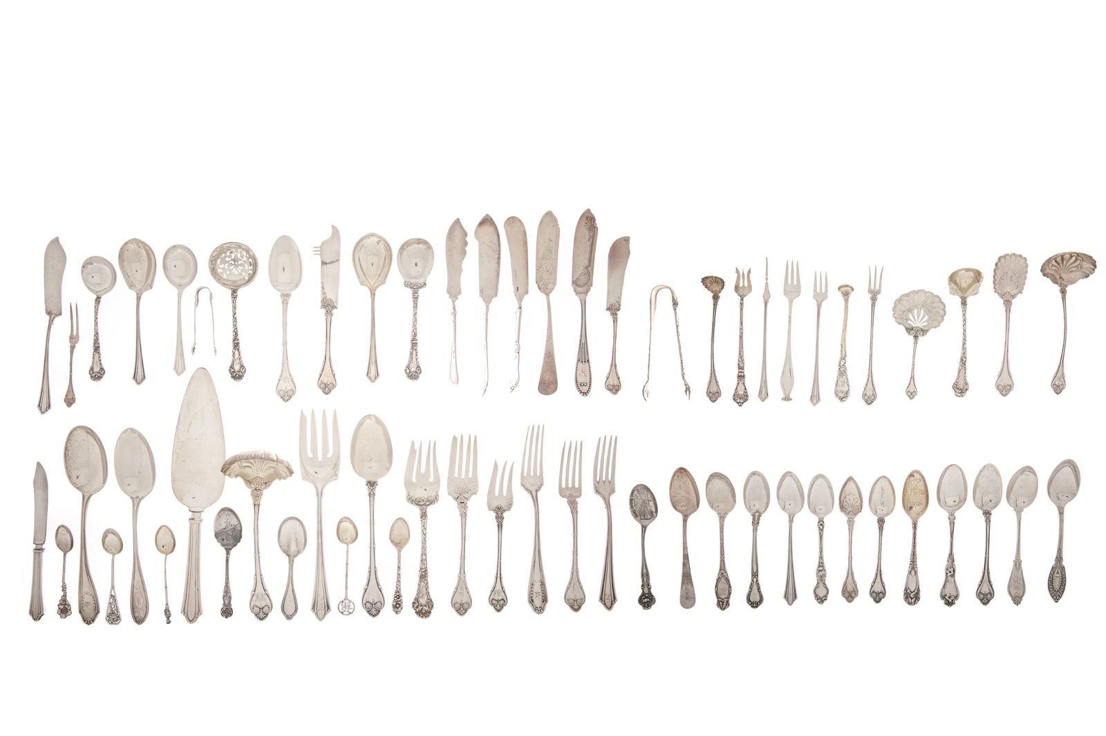 LARGE QUANTITY OF AMERICAN SILVER FLATWARE, 2600g: Mixed Art Nouveau patterns. 2600 grams plus six knives