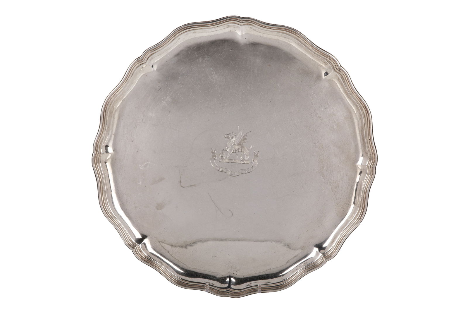 CRESTED STERLING SILVER SALVER 989 g: With gryphon crest and motto LABORE ET HONORE. D. 35 cm 14 in.