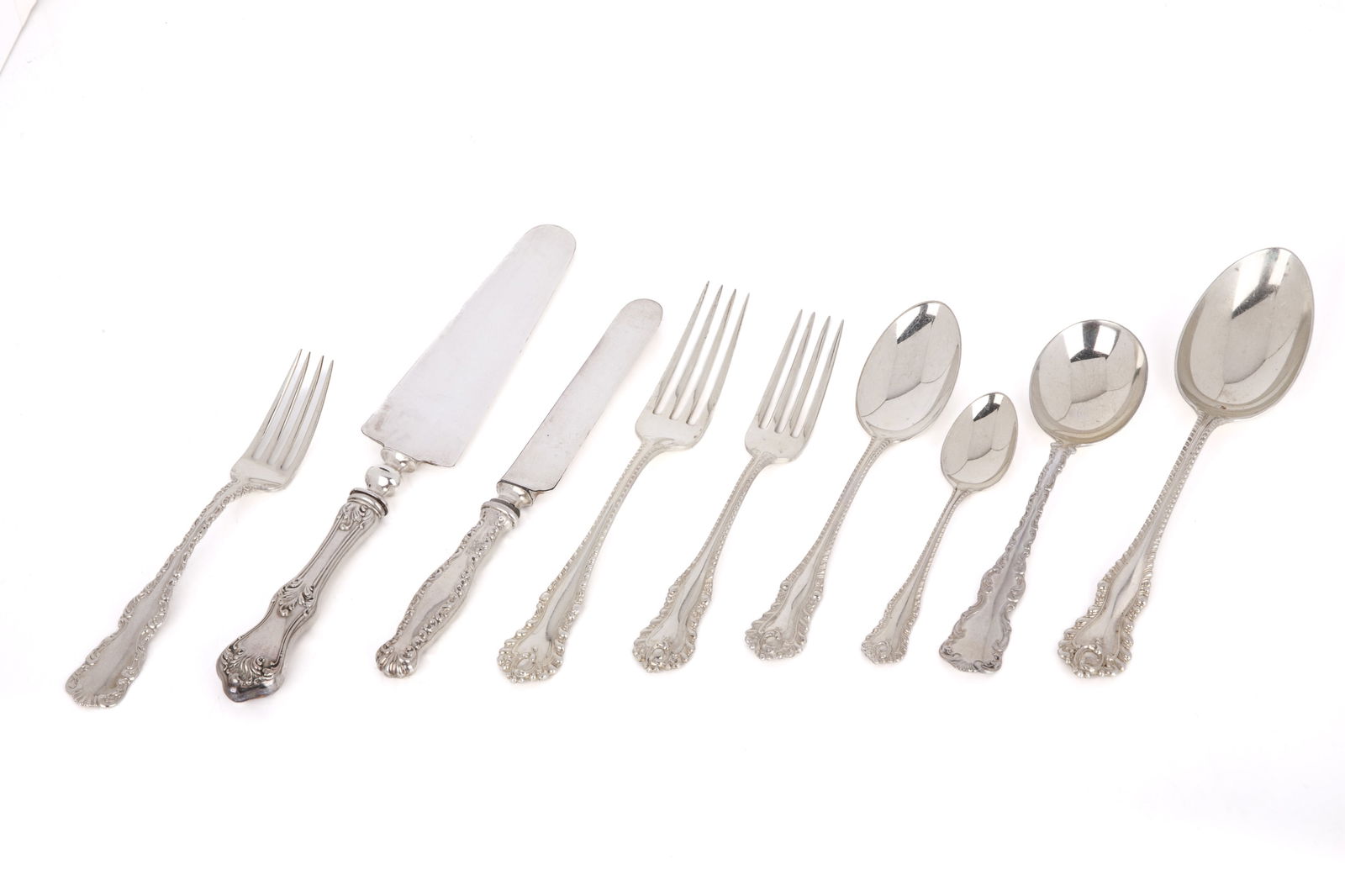 GROUP OF VARIOUS-PATTERNED SILVER FLATWARE, 2682g (1 of 2)