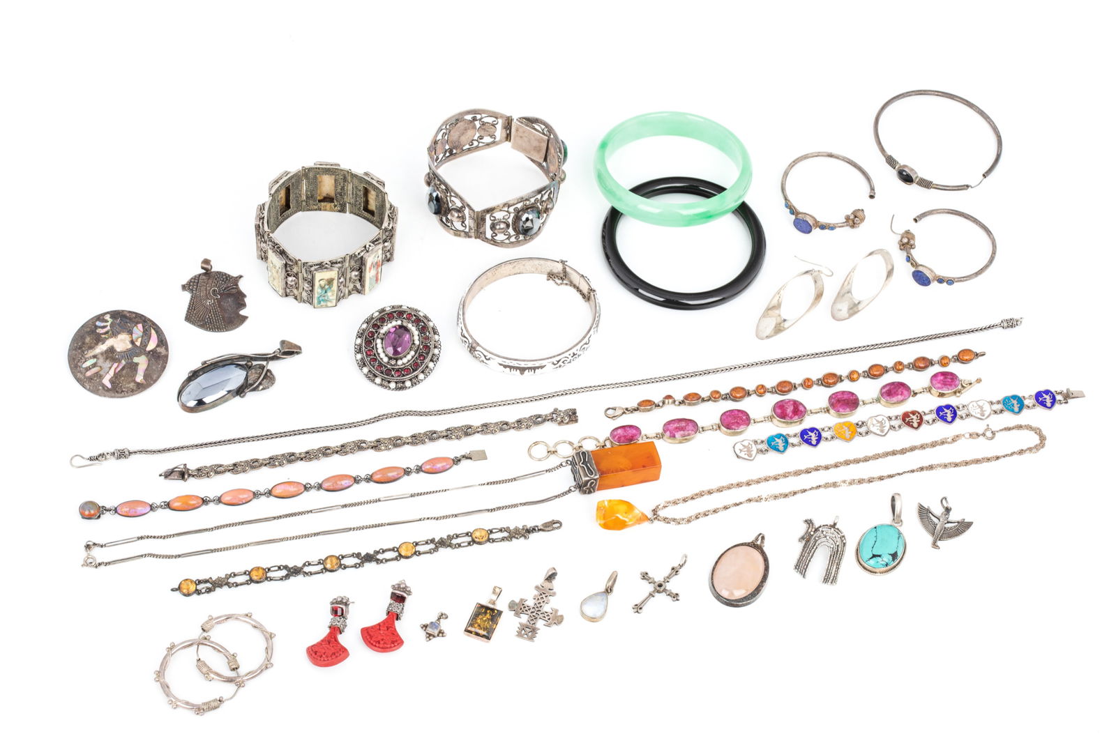 MIXED SILVER ARTISAN & INTERNATIONAL JEWELLERY: Grouping of marked 925/sterling jewellery including pieces marked Siam, Mexico, and Israel. 1 hinged bangle, 1 oversized link bracelet, 4 link bracelets, 2 chains (1 with pendant), 2brooch/pendants, 6