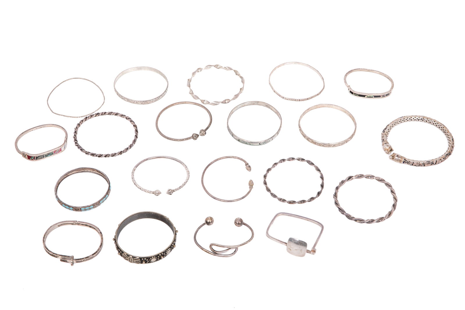 MIXED SILVER BANGLES 326g: 2 stamped pattern bangles reading Mexico Sterling/925. 33.9 grams 4 twisted bangles testing approximately sterlingsilver. 68.4 grams 2 bangles and 1 cuff stamped sterling/925. 40 grams 3 bangles testi