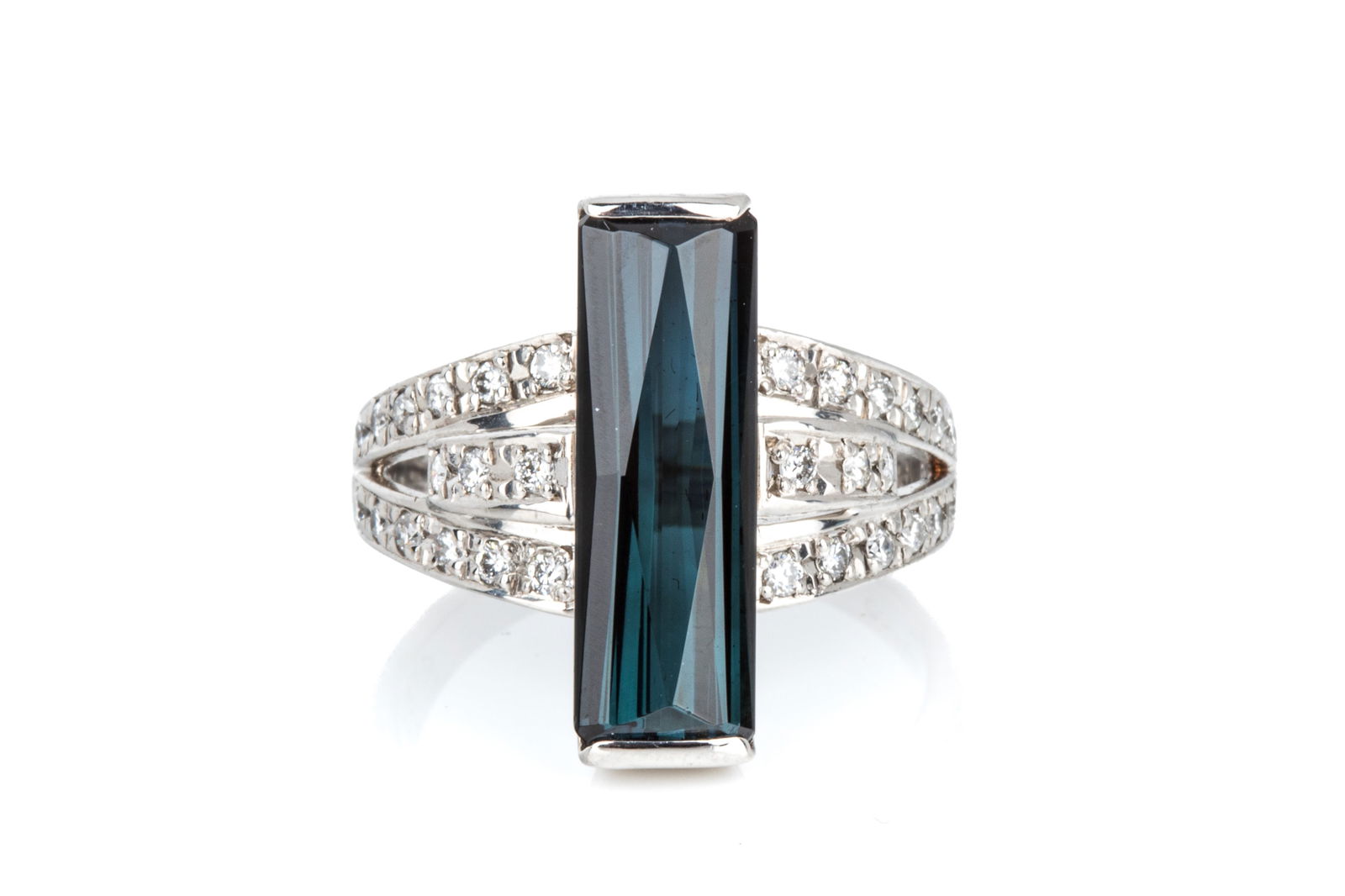 PLAT 4.81ct BLUE TOURMALINE & DIAMOND RING 10g: Like-new platinum ring measuring 19.6mm at longest, 10mm at shoulders, by 6.3mm tall. Featuring 1 brilliant cut rectangular medium slightly grayish blue tourmaline, eye clean, excellent cut, weighing
