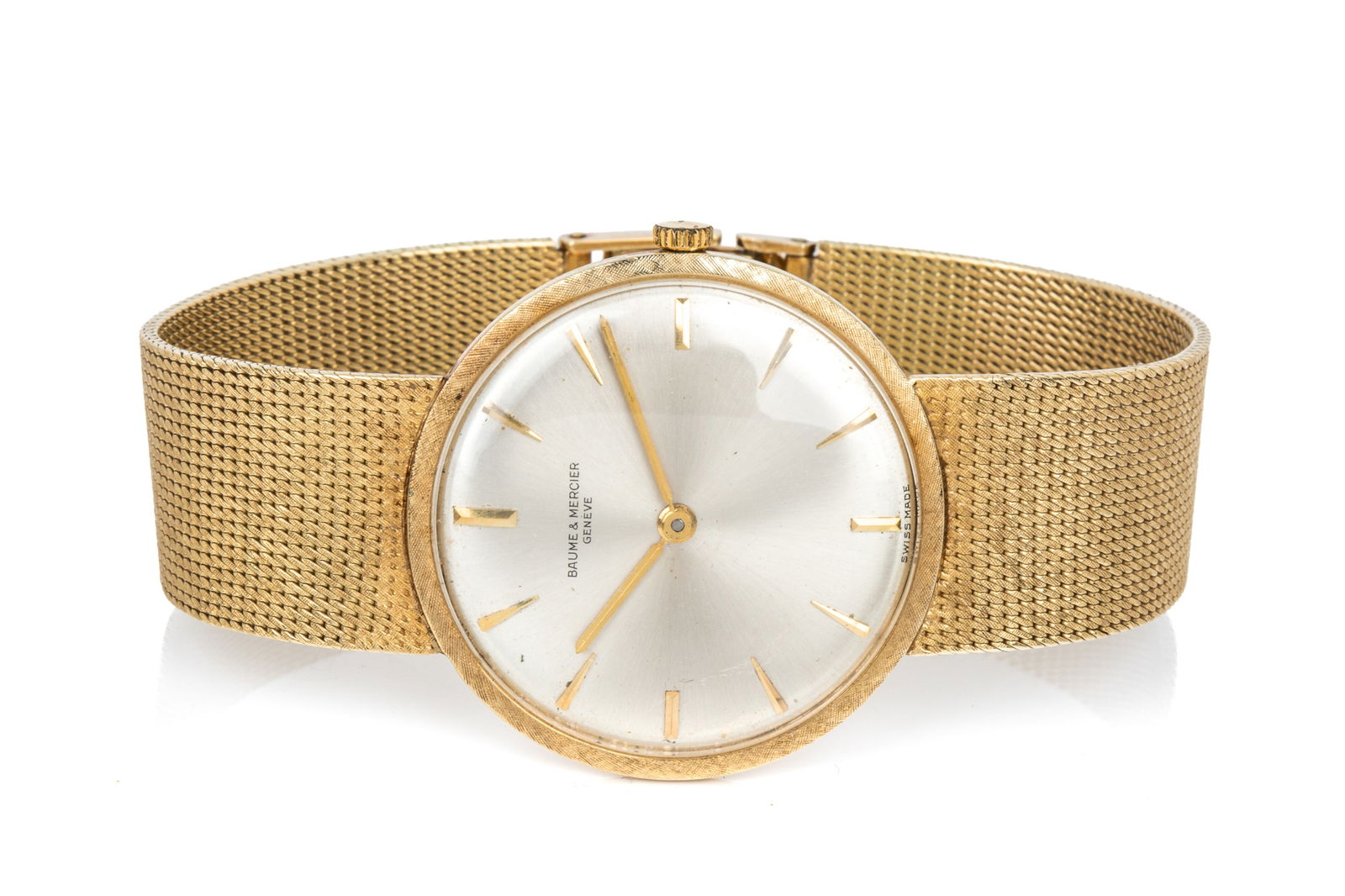 14K GOLD BAUME & MERCIER MECH. WATCH 47.8g: 14K yellow gold Baume & Mercier Swiss made mechanical wristwatch, 33mm case size, plastic crystal (stress cracks), gold-plated generic crown, attached 14K gold mesh bracelet with adjustable length cla