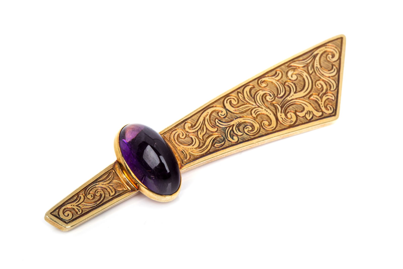 14K GOLD AMETHYST STATEMENT BROOCH 13.7g: 14K yellow gold statement brooch measuring 77.4mm by 16.2mm, equipped with modern brooch pin and roll lock. Featuring cabochon cut high dome amethyst and intricate hand engraving. 13.7 grams