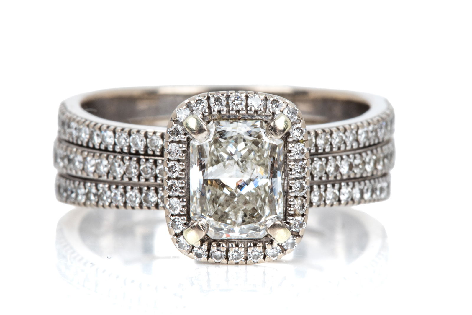 18K SIMON G 1.08ct RADIANT CUT DIAMOND RING 6.9g: 18K white gold Simon G diamond halo ring measuring 4.9mm at shoulder, widening to 6.4mm, halo measuring 10.1mm long by 8.5mm wide by 5.7mm tall. Featuring 1 rectangular radiant cut natural diamond of