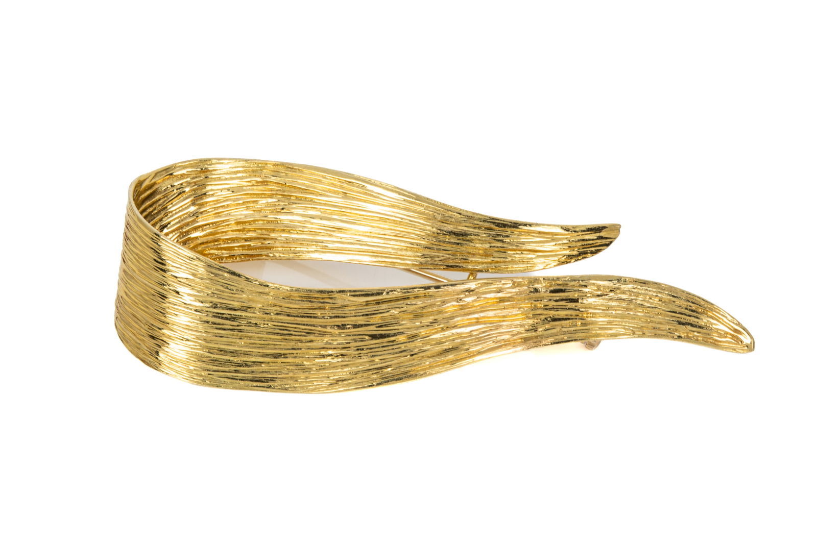 BIRKS ITALIAN MADE 18K YELLOW GOLD BROOCH 10g: Measuring 62.5mm by 25.4mm, equipped with modern hinge and trombone clasp, white gold brooch pin. 10 grams