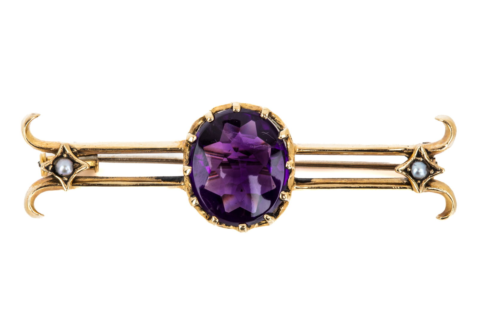 18K AMEYTHST & PEARL BAR BROOCH 7g: 18K yellow and white gold antique bar brooch measuring 48.7mm by 14.4mm, equipped with tube hinge and trombone clasp, and white gold pin. Featuring 1 oval buff top medium dark intense purple amethyst,