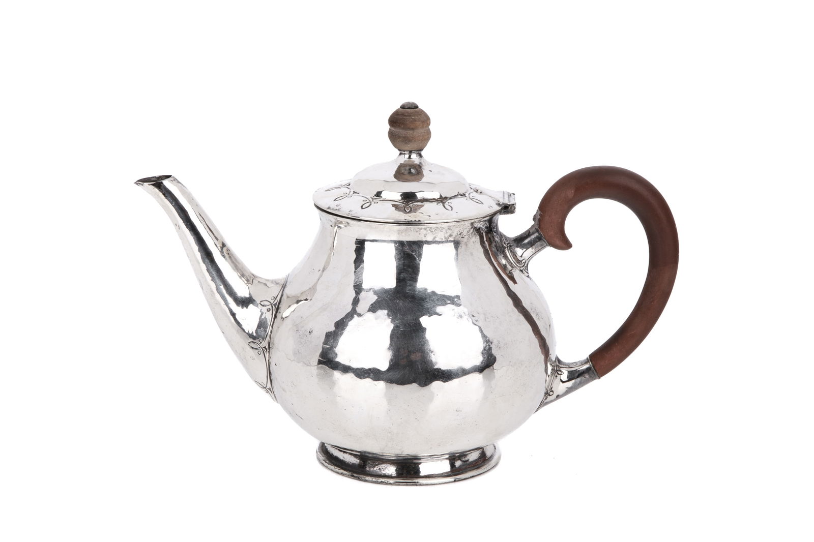 ENGLISH SILVER ARTS & CRAFTS TEAPOT 409 g.: Hand hammered with loop decoration, William Hair Haseler, Birmingham, 1928. 409g W. 23 cm 9 in.