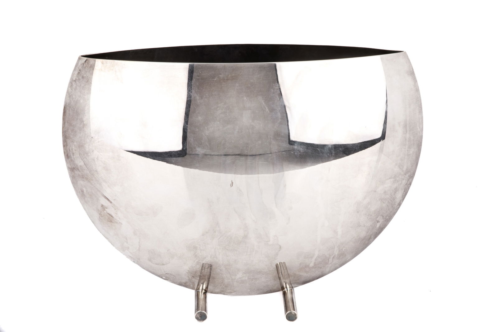 MODERN ITALIAN SILVER PLATE VASE BY CASSETTI: A 20th century silver plated vase made by hand in Italy. From the house of Cassetti the vase shape is based on an inflated circle. Dia. 38 cm