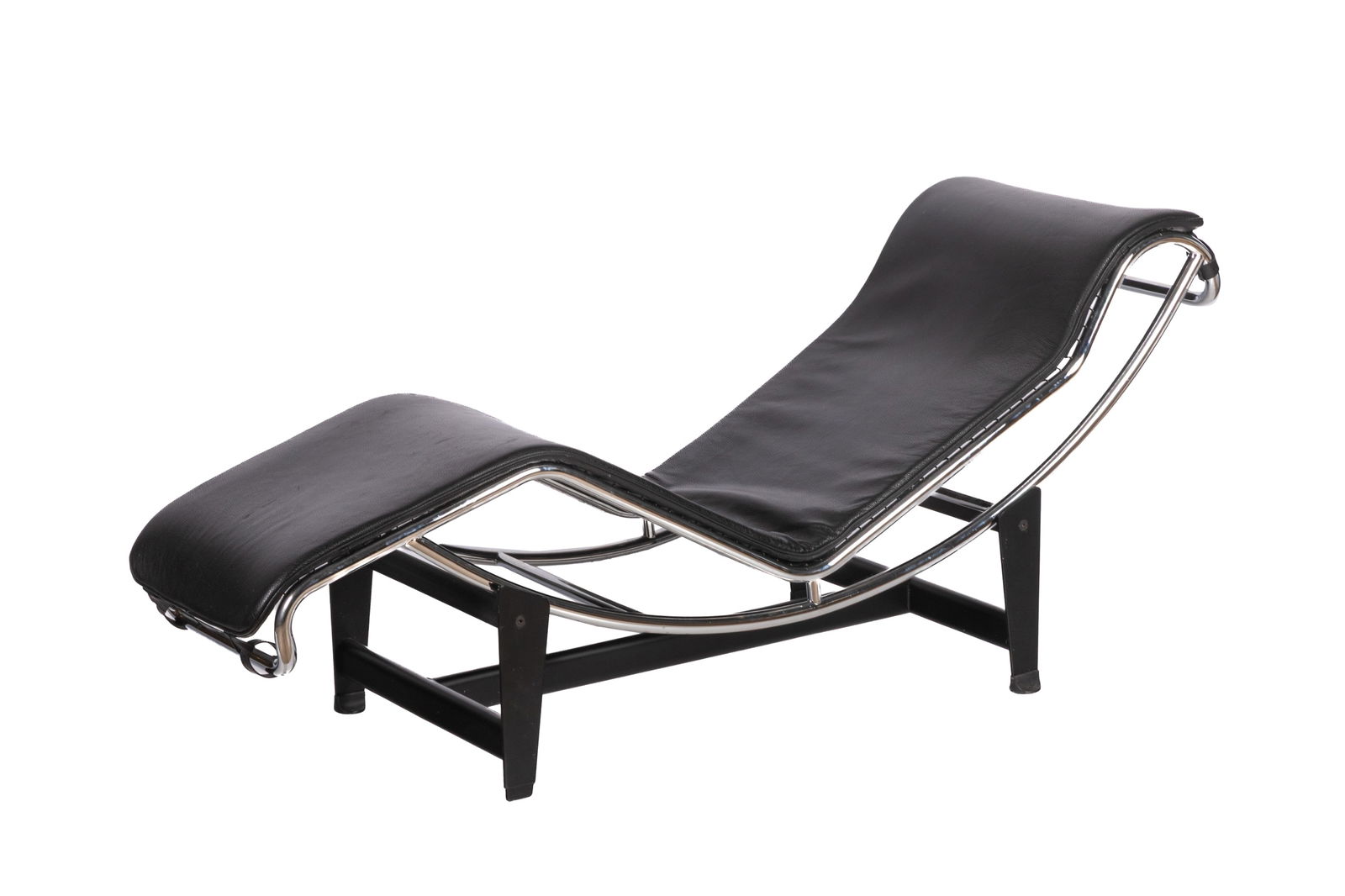 VINTAGE LE CORBUSIER LC4 CHAISE: Black leather chaise with chrome frame on metal base by Cassina. H. 31" x W. 63" x D. 20 1/2" (78.7cm x 160cm x 52.1cm)