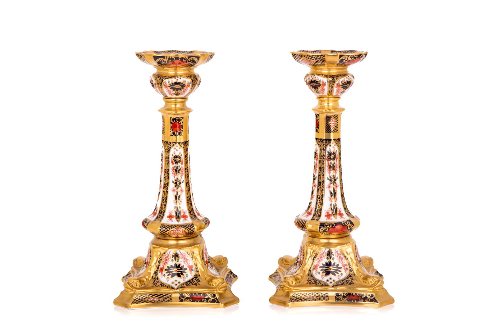 PAIR OF ROYAL CROWN DERBY IMARI CANDLESTICKS: RCD pattern 1128 Imari porcelain, 20th C. H 27cm (10 1/2in)