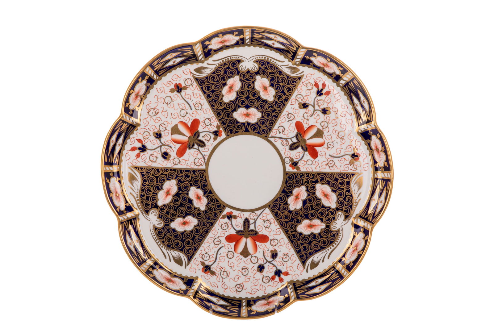 ROYAL CROWN DERBY IMARI 2451 SCALLOPED PLATTER: Large platter with gilded scalloped edges. Dia. 16 3/4" (42.4cm)