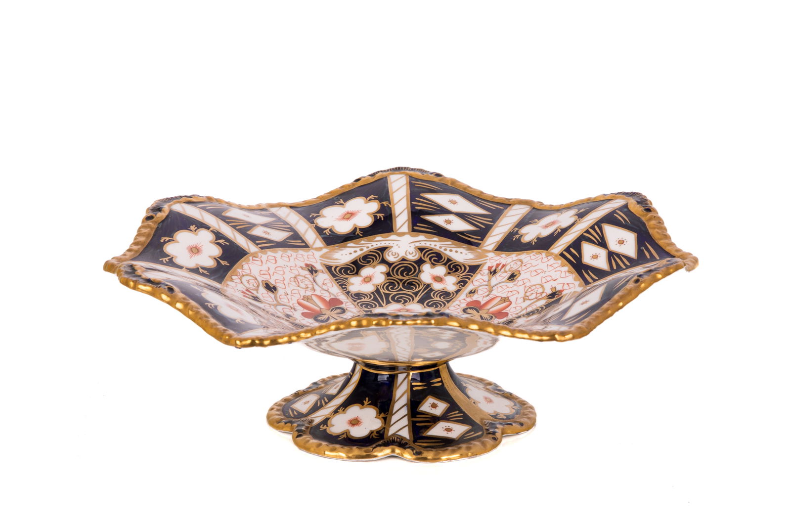 ROYAL CROWN DERBY IMARI PORCELAIN FOOTED BOWL: pattern 2451, scalloped and footed bowl with heavy gilt border. Dia 31cm (12 1/4in)