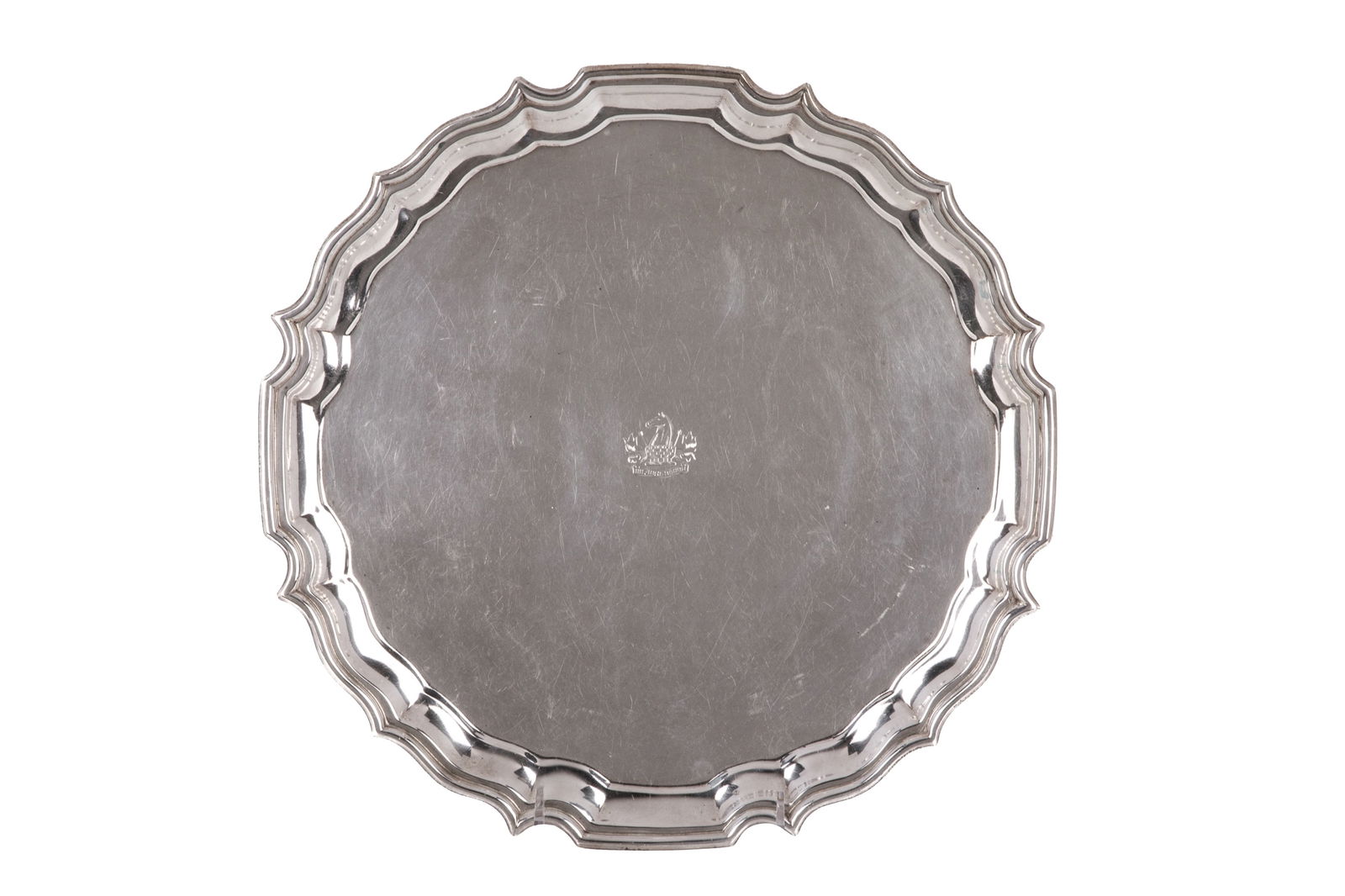 BIRKS CANADIAN SILVER SALVER 837 g.: Pie crust border with engraved Crest. 20th C. 837g weight W. 31 cm 12 1/4 in.