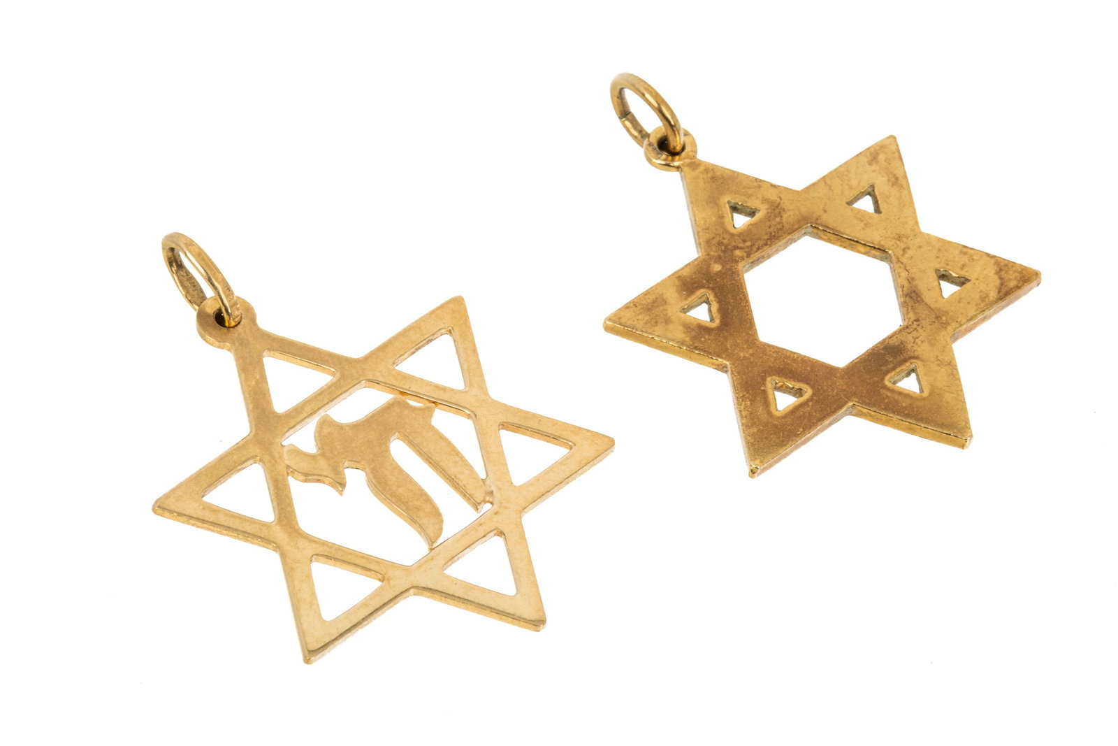 18K GOLD STAR OF DAVID PENDANT PAIRING 9.2g: Italian made Unoaerre 18K yellow gold Star of David pendant featuring with a Chai symbol. Measuring 36.4mm long (with bail) by 25.5mm wide by 0.7mm thick. 3.3 grams 18K yellow gold Star of David penda
