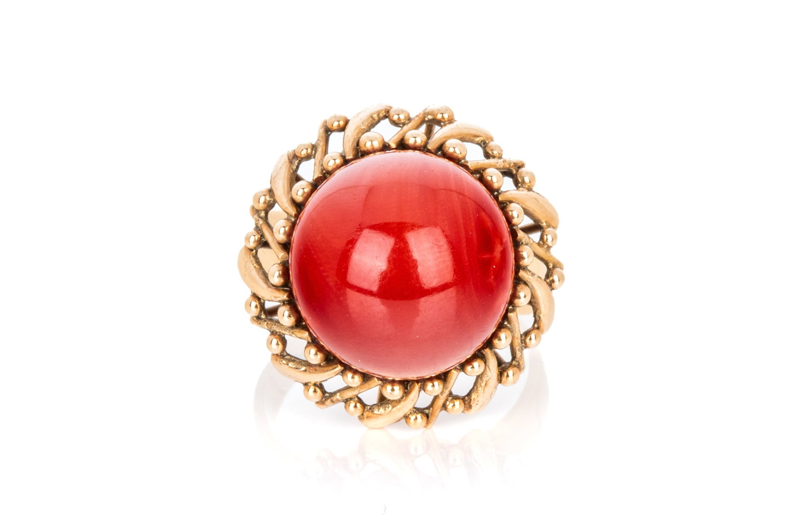 14K GOLD & NATURAL RED CORAL RING 8.37g: 14K yellow gold ring measuring 19.7mm wide by 15.6mm tall. Featuring 1 half-drilled natural undyed coral measuring approximately 13.6mm in diameter, ofmedium red orange colour strong saturation, displ