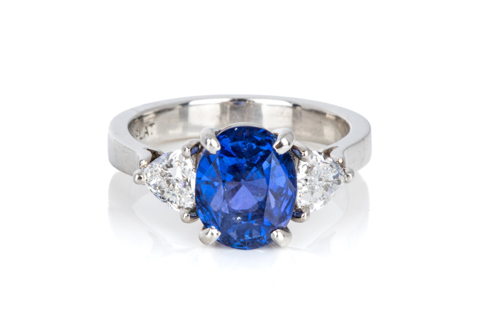 PLAT NO-HEAT NAT. SAPPHIRE & DIAMOND RING 6.61g: Platinum ring measuring 9mm long by 7.9mm tall. Featuring 1 oval mixed cut natural no-heat medium violetish blue sapphire, moderately strong saturation, moderately included, measuringapproximately 9.0
