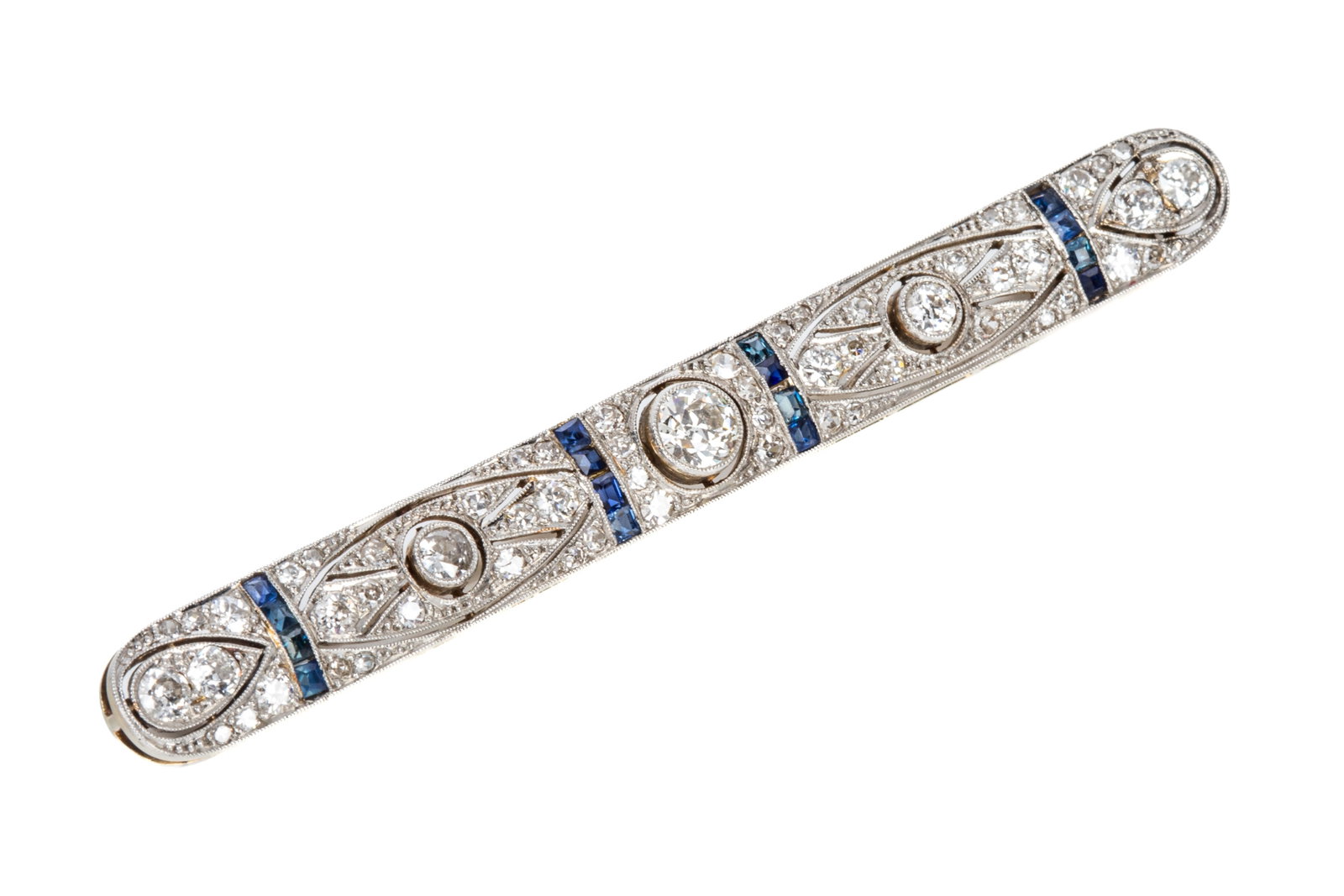 18K/PLAT ART DECO DIAMOND & SAPPHIRE BAR BROOCH 9g: Art Deco antique bar brooch testing approximately 18K white gold with platinum top plate and bezel settings. Measuring 74mm long by 7.8mm wide, equipped with well-made hinged pin and tromboneclasp. Fe