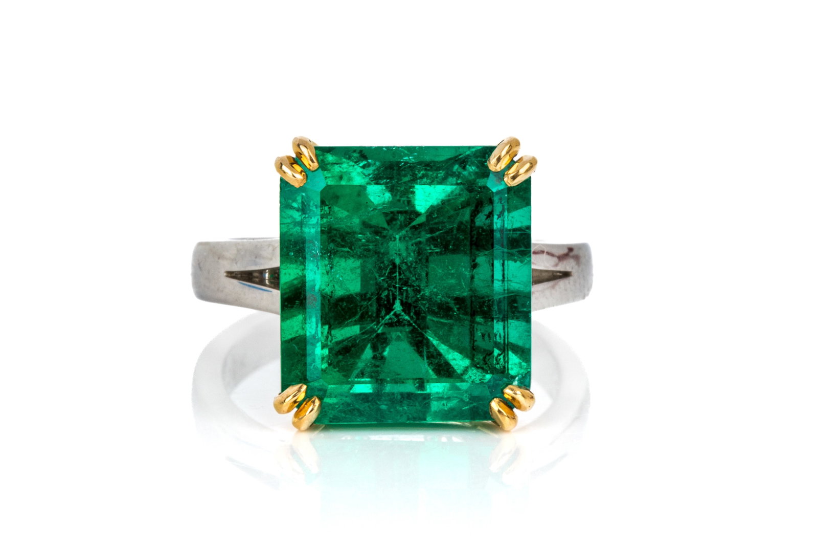 PLAT & 18K 7.30ct NATURAL VIVID EMERALD RING 7g: Platinum and 18K yellow gold ring measuring 13mm long by 8.4mm tall. Featuring 1 natural medium dark very slightly bluish green emerald, vivid saturation, slightlyincluded, measuring approximately 12.