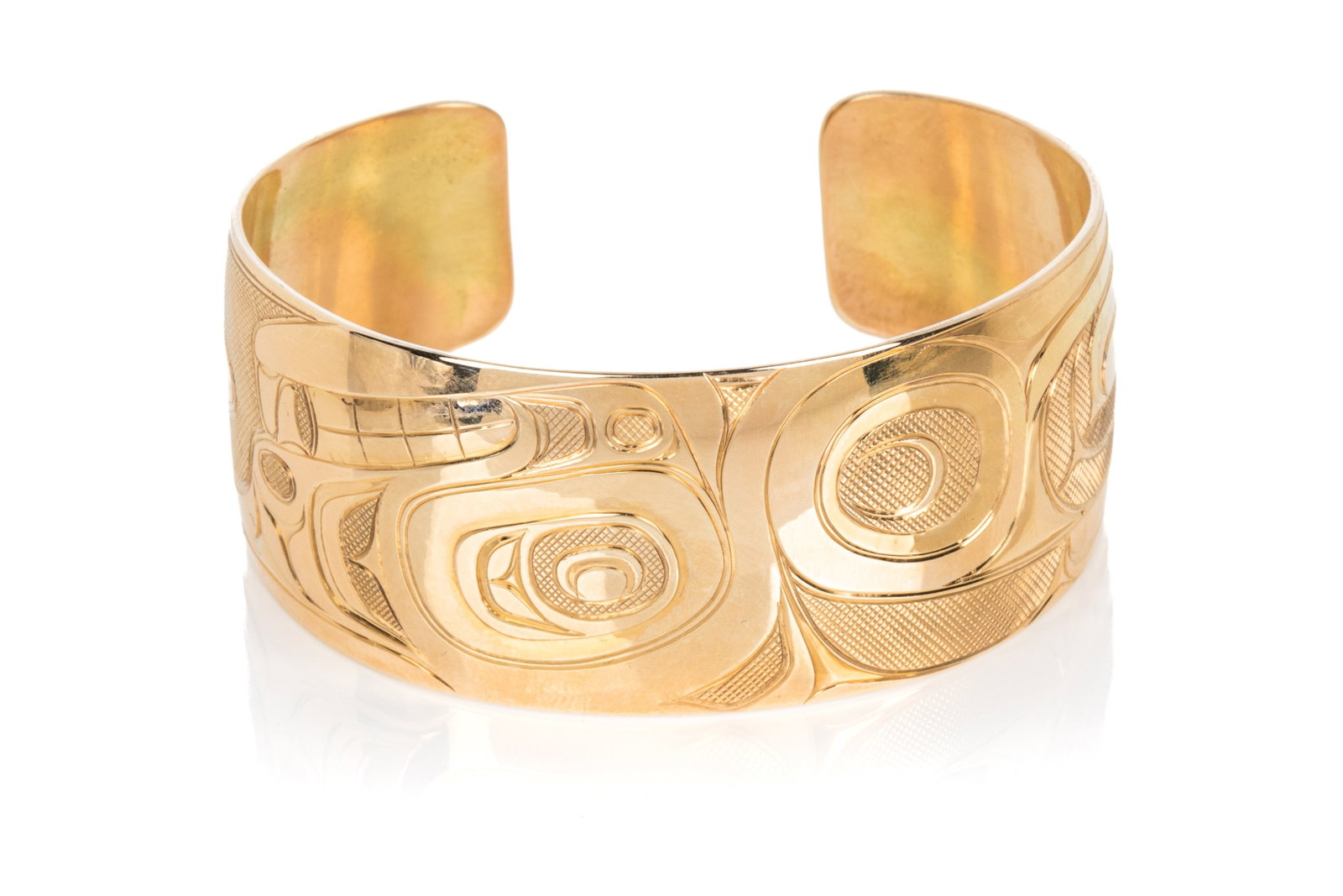 14K GOLD KELLY ROBINSON GRIZZLY BEAR BANGLE 36g: Yellow gold cuff bangle by Kelly Robinson, 2020, testing approximately 14K, measuring 25.5mm at widest tapering to 19.4mm, 0.7mm metal thickness, flexible interior measuring 57mm.Carved and hammered d