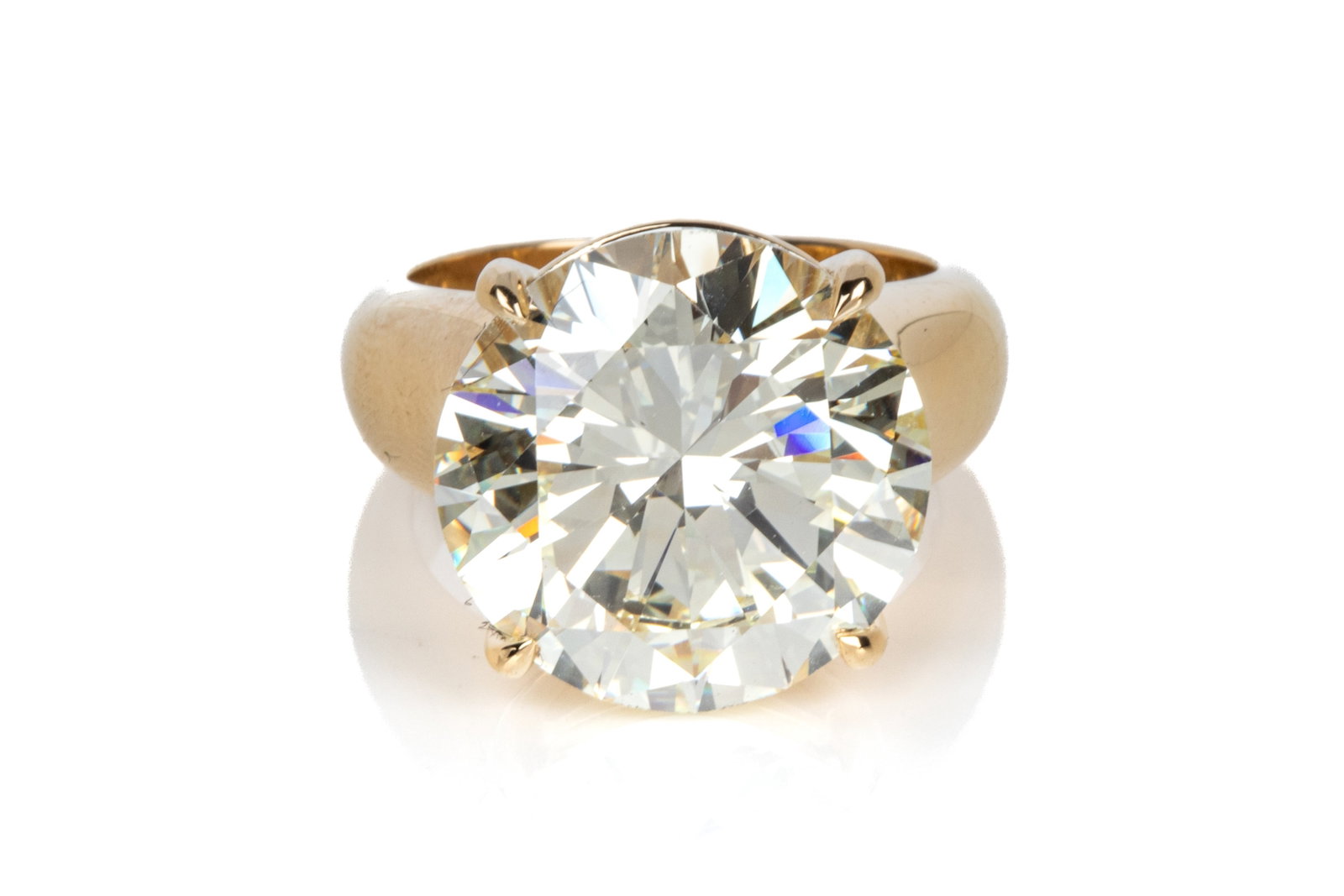 14.09ct VVS1-NO NATURAL ROUND DIAMOND RING: Natural round brilliant cut diamond weighing 14.09ct (by scale) of VVS1-NO quality, Very Good/Good cut, Very Good symmetry, Excellent/Very Good polish, medium fluorescence, measuring15.69-15.90 x 9.33