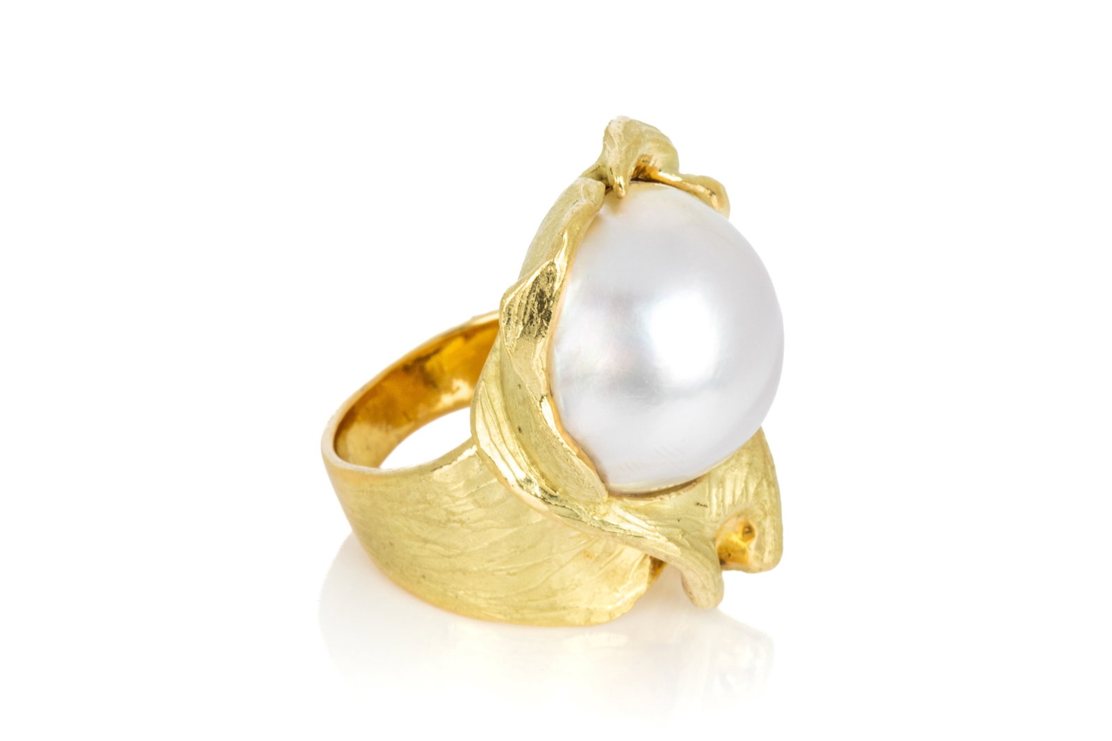 18K GOLD & MABE PEARL STATEMENT RING 21.5g: 18K yellow gold organic design ring measuring 28.6mm long by 12.8mm tall. Featuring 1 round mabe pearl measuring approximately 16.6mm wide, white body colour withpink and blue overtones. Size 6.25 21.