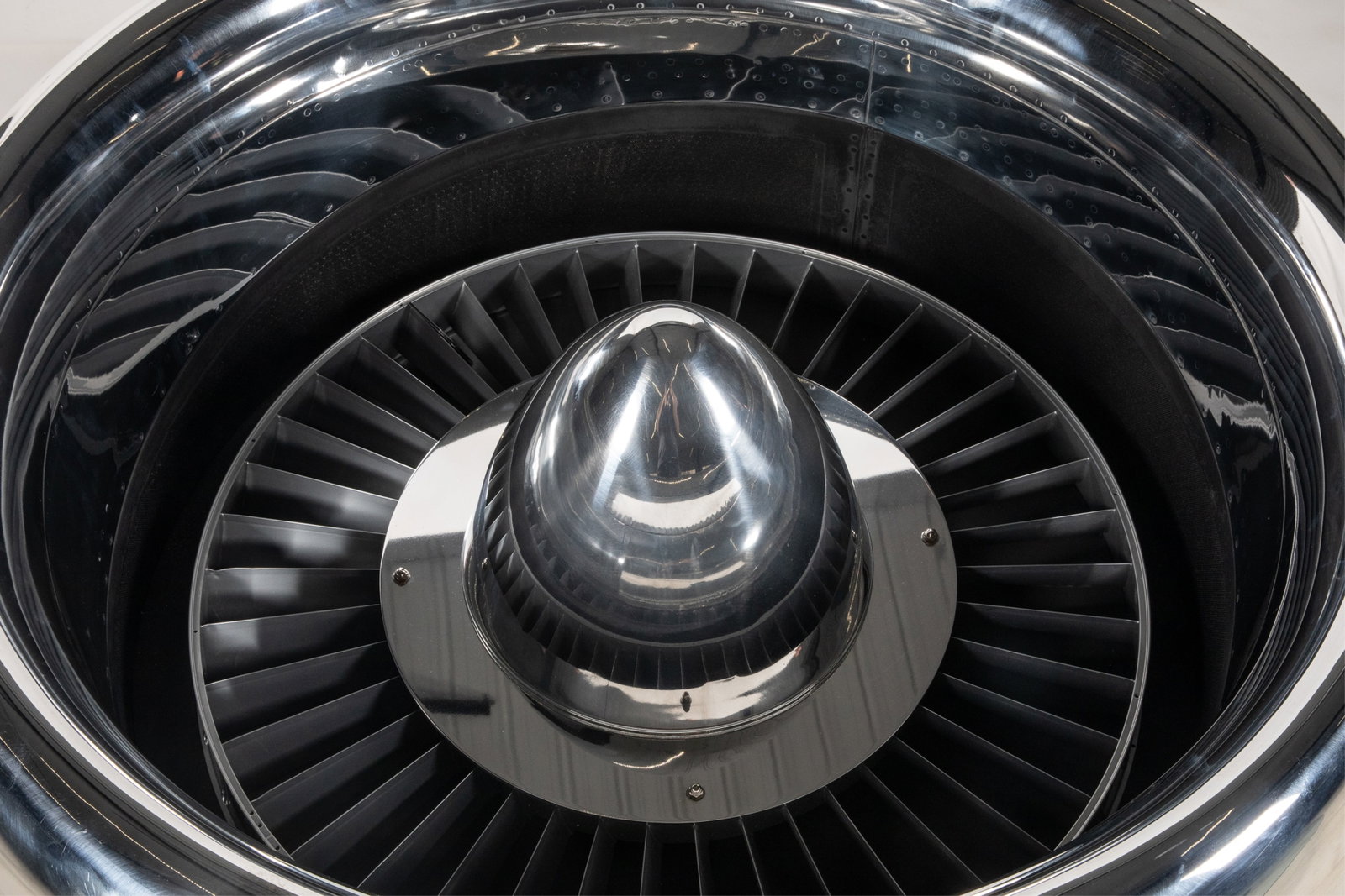 LEARJET TURBINE ENGINE AS COFFEE TABLE - 2