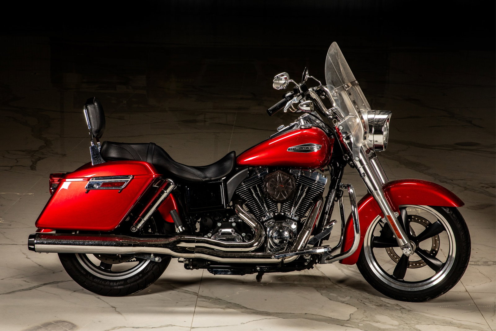CLASSIC RED HARLEY-DAVIDSON SWITCHBACK - 2