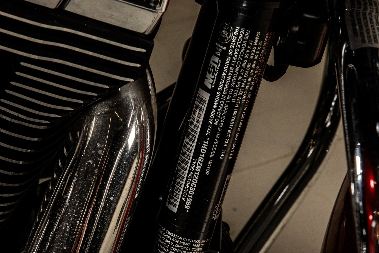 CLASSIC RED HARLEY-DAVIDSON SWITCHBACK - 3