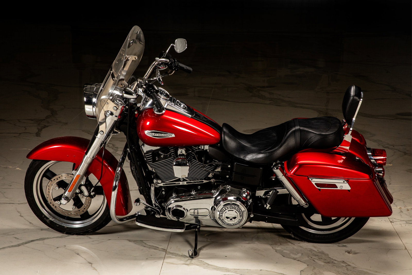CLASSIC RED HARLEY-DAVIDSON SWITCHBACK - 4